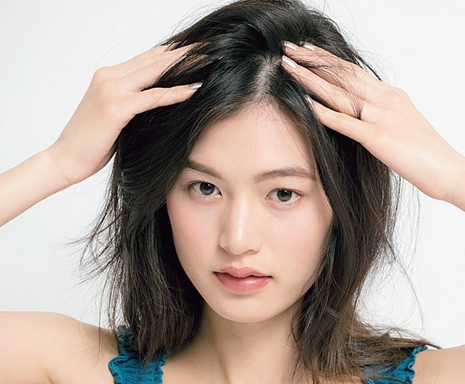 頭發(fā)塌下來怎么蓬松 5招讓發(fā)型空氣感 頭發(fā)塌下來怎么蓬松 5招讓發(fā)型空氣感