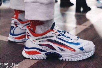 李寧極光天行多少錢 復(fù)古風(fēng)進(jìn)行到底 李寧極光天行多少錢 復(fù)古風(fēng)進(jìn)行到底