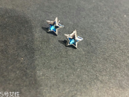 純銀耳釘一般多少錢 價(jià)格不算很貴 純銀耳釘一般多少錢 價(jià)格不算很貴