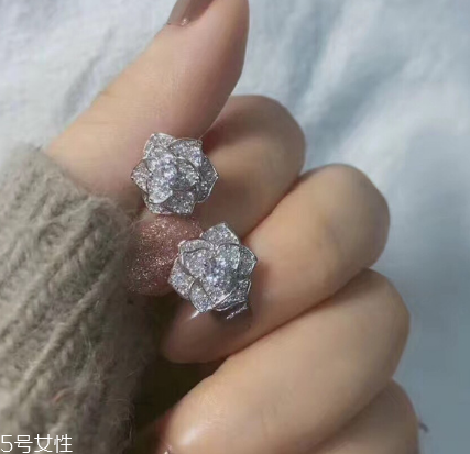 純銀耳釘一般多少錢 價(jià)格不算很貴 純銀耳釘一般多少錢 價(jià)格不算很貴