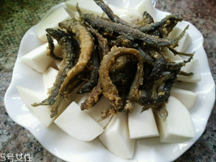 泥鰍吐泥的方法 方法超級(jí)簡單