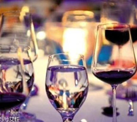 白酒是不是放的時(shí)間越長(zhǎng)越好 要滿足一些條件 白酒是不是放的時(shí)間越長(zhǎng)越好 要滿足一些條件