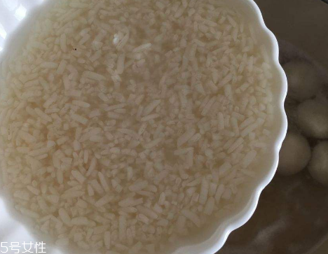 米酒是什么顏色 一般是白色的 米酒是什么顏色 一般是白色的