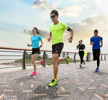 跑鞋可以用洗衣機(jī)洗嗎 會(huì)損壞洗衣機(jī) 跑鞋可以用洗衣機(jī)洗嗎 會(huì)損壞洗衣機(jī)