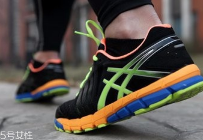 跑鞋可以用洗衣機(jī)洗嗎 會(huì)損壞洗衣機(jī) 跑鞋可以用洗衣機(jī)洗嗎 會(huì)損壞洗衣機(jī)