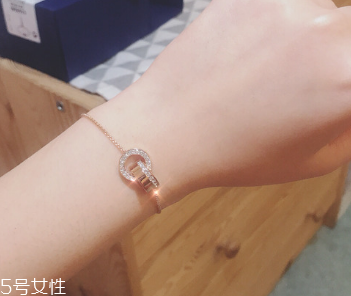 施華洛世奇手鏈掉色嗎 日常保養(yǎng)很重要 施華洛世奇手鏈掉色嗎 日常保養(yǎng)很重要