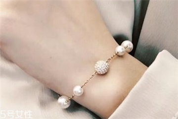 施華洛世奇手鏈可以碰水嗎 會(huì)變得暗淡 施華洛世奇手鏈可以碰水嗎 會(huì)變得暗淡