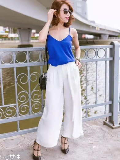 白色闊腿褲怎么搭配上衣 承包夏日時(shí)髦 白色闊腿褲怎么搭配上衣 承包夏日時(shí)髦