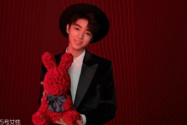 roseonly七夕玫瑰兔公仔多少錢(qián) 甜爆七夕