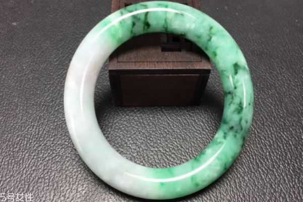 翡翠手鐲取不下來怎么辦 不要硬取 翡翠手鐲取不下來怎么辦 不要硬取