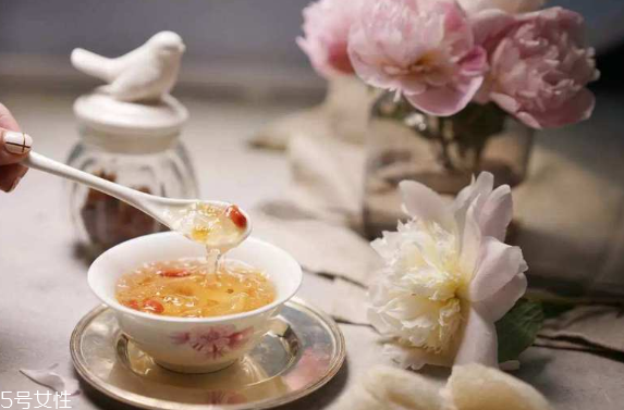 燕窩毛怎么挑 化學(xué)除毛和刷膠掛漿有害健康 燕窩毛怎么挑 化學(xué)除毛和刷膠掛漿有害健康