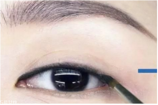 畫(huà)眼線怎么畫(huà)好看 畫(huà)眼線教程步驟圖