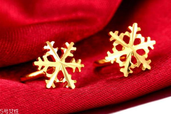 黃金耳釘能戴著睡覺嗎 當(dāng)心扎到自己 黃金耳釘能戴著睡覺嗎 當(dāng)心扎到自己