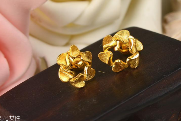 黃金耳釘能戴著睡覺嗎 當(dāng)心扎到自己 黃金耳釘能戴著睡覺嗎 當(dāng)心扎到自己