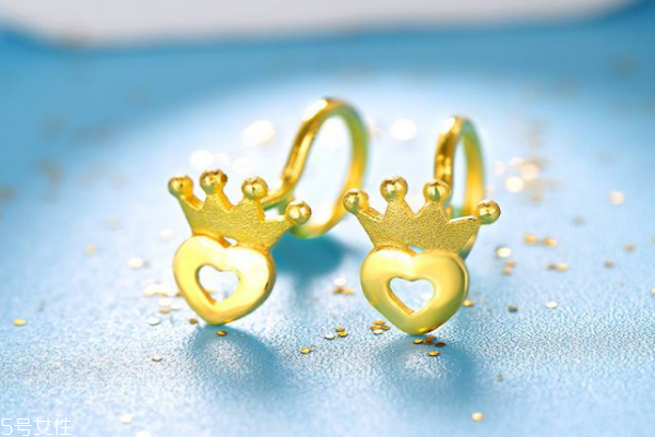 黃金耳釘能戴著睡覺嗎 當(dāng)心扎到自己 黃金耳釘能戴著睡覺嗎 當(dāng)心扎到自己