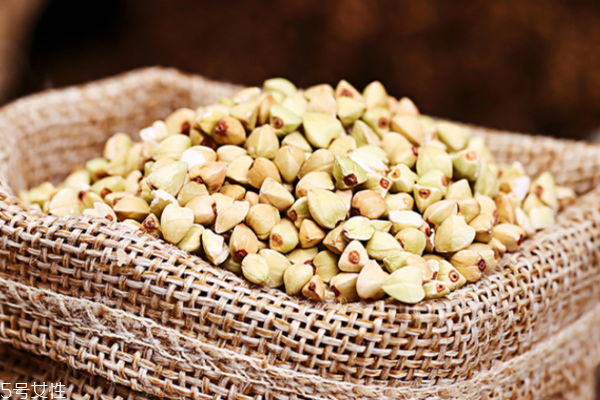 蕎麥吃多了會(huì)便秘嗎 這個(gè)擔(dān)心是多余的 蕎麥吃多了會(huì)便秘嗎 這個(gè)擔(dān)心是多余的