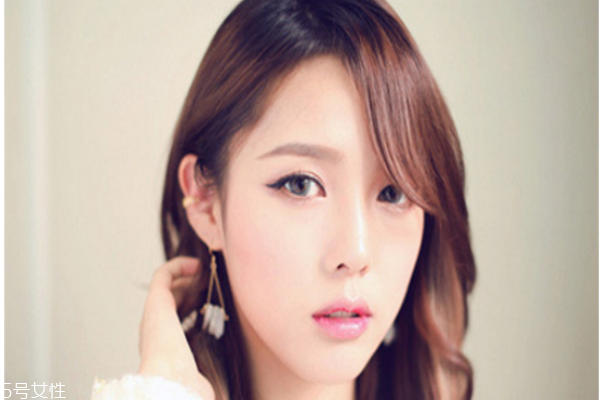 出門(mén)在外怎么補(bǔ)妝 出門(mén)在外的補(bǔ)妝技巧