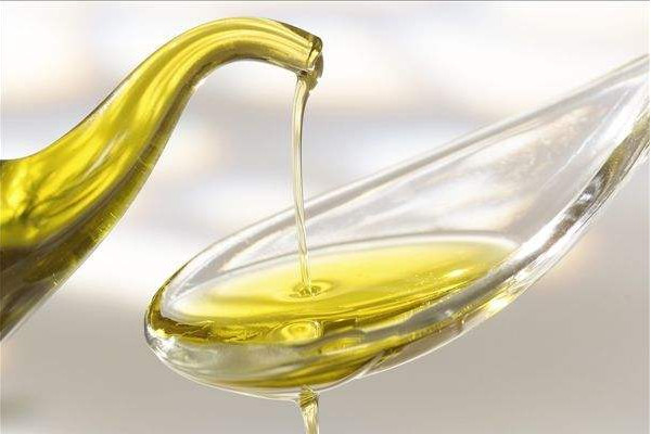 正宗山茶油多少錢一斤？從這4個(gè)方面來(lái)辨別真假性