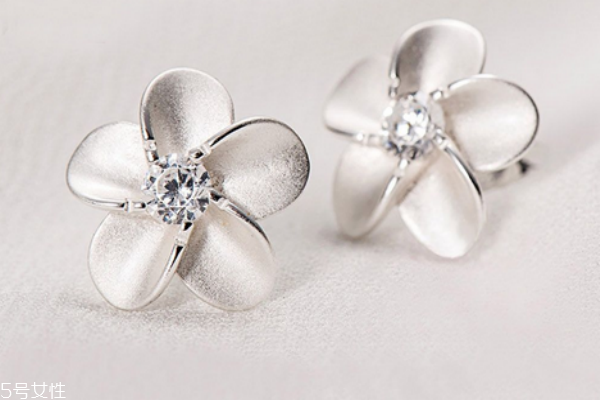 純銀耳釘怎么清洗 這些方法都要掌握 純銀耳釘怎么清洗 這些方法都要掌握