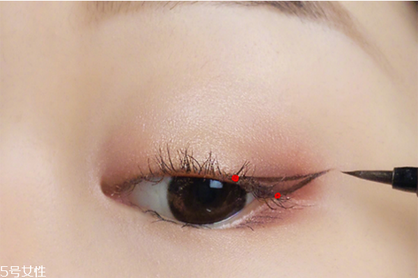 半截眼線(xiàn)怎么畫(huà) 半截眼線(xiàn)畫(huà)法