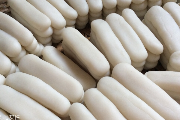 年糕為什么會變黑 因為保存不當(dāng)