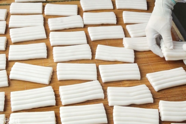 年糕為什么會變黑 因為保存不當(dāng)