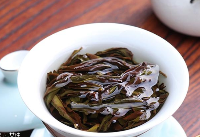 大紅袍的葉底顏色 和癩蛤蟆一個色 大紅袍的葉底顏色 和癩蛤蟆一個色