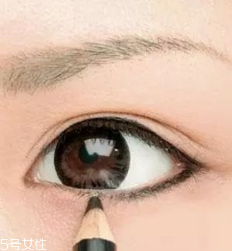 內(nèi)眼線怎么畫(huà)圖解 超實(shí)用的眼線畫(huà)法技巧