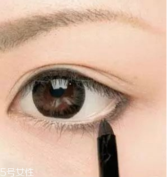 內(nèi)眼線怎么畫(huà)圖解 超實(shí)用的眼線畫(huà)法技巧