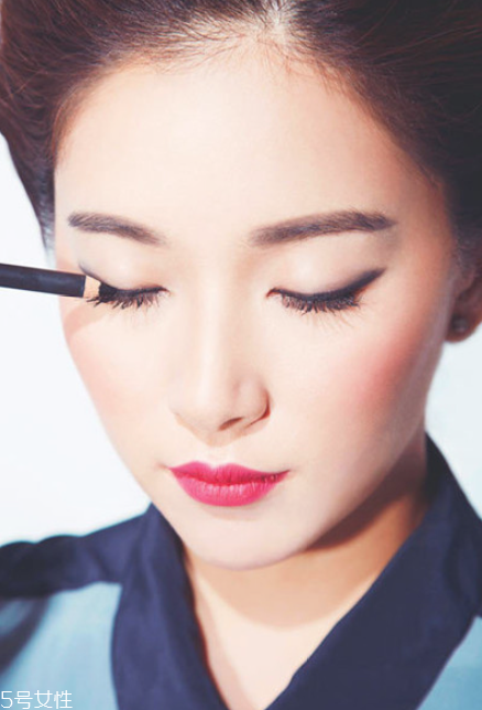 內(nèi)眼線怎么畫(huà)圖解 超實(shí)用的眼線畫(huà)法技巧