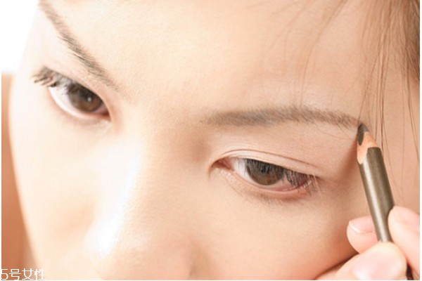 畫眉用什么洗 畫眉記得卸妝 畫眉用什么洗 畫眉記得卸妝