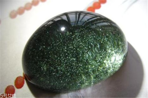 綠幽靈水晶的功效與作用 給你帶來好運氣 綠幽靈水晶的功效與作用 給你帶來好運氣
