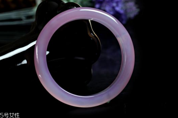 芙蓉玉手鐲有什么功效 可以美容養(yǎng)顏 芙蓉玉手鐲有什么功效 可以美容養(yǎng)顏