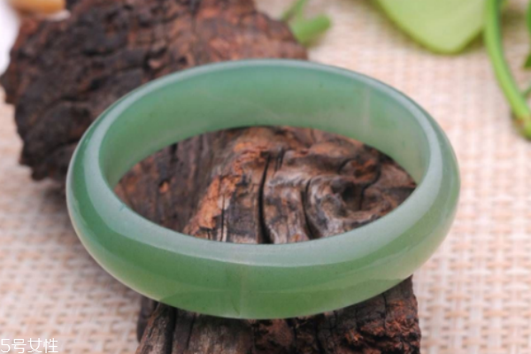 東陵玉手鐲多少錢(qián) 價(jià)值并不高 東陵玉手鐲多少錢(qián) 價(jià)值并不高