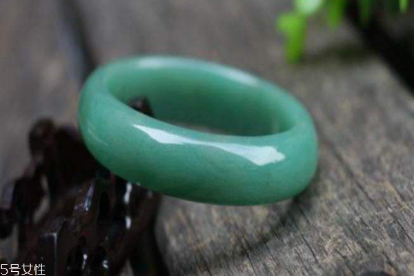 東陵玉手鐲多少錢(qián) 價(jià)值并不高 東陵玉手鐲多少錢(qián) 價(jià)值并不高