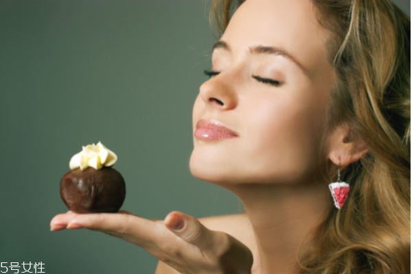 用鹽水洗臉可以收縮毛孔嗎 這樣用鹽水洗臉最干凈 用鹽水洗臉可以收縮毛孔嗎 這樣用鹽水洗臉最干凈