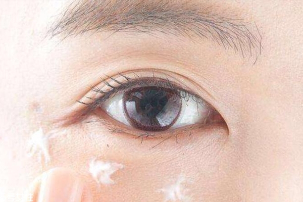 眼睛浮腫如何化妝 4步解決沉睡雙眼 眼睛浮腫如何化妝 4步解決沉睡雙眼