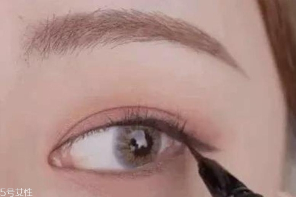眼睛浮腫如何化妝 4步解決沉睡雙眼 眼睛浮腫如何化妝 4步解決沉睡雙眼