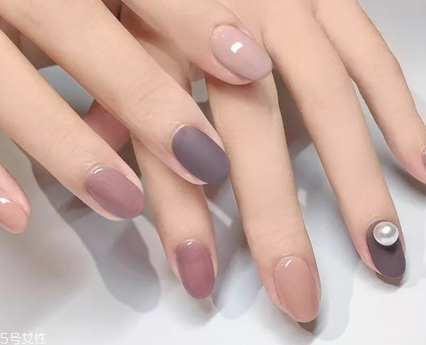 高級莫蘭迪色美甲圖片 這幾款盡顯低調(diào)淡雅氣質(zhì) 高級莫蘭迪色美甲圖片 這幾款盡顯低調(diào)淡雅氣質(zhì)