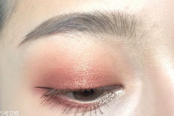 棕色眼影搭配什么顏色口紅 涂這4種妥妥的不突兀 棕色眼影搭配什么顏色口紅 涂這4種妥妥的不突兀