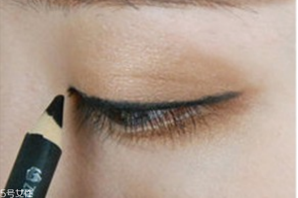 怎樣畫(huà)眼線(xiàn)顯眼睛大 超簡(jiǎn)單大眼妝畫(huà)法