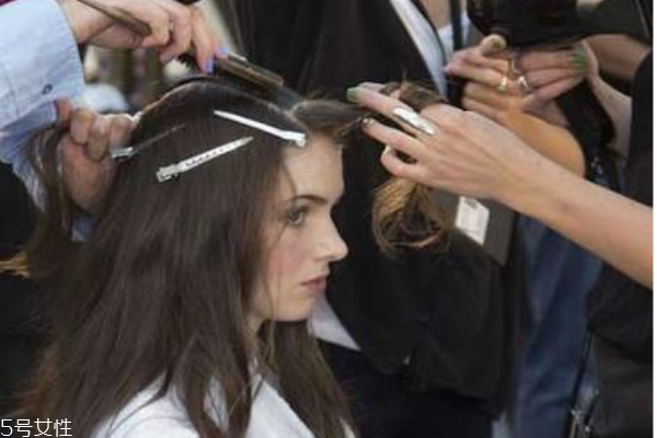 自己卷發(fā)怎么樣更持久 自己卷發(fā)定型 自己卷發(fā)怎么樣更持久 自己卷發(fā)定型