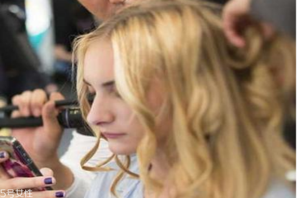 自己卷發(fā)怎么樣更持久 自己卷發(fā)定型 自己卷發(fā)怎么樣更持久 自己卷發(fā)定型