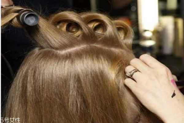 自己卷發(fā)怎么樣更持久 自己卷發(fā)定型 自己卷發(fā)怎么樣更持久 自己卷發(fā)定型