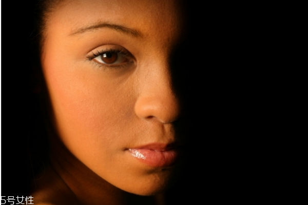 新手用什么眉筆比較好 畫眉是用眉粉好還是眉筆好 新手用什么眉筆比較好 畫眉是用眉粉好還是眉筆好