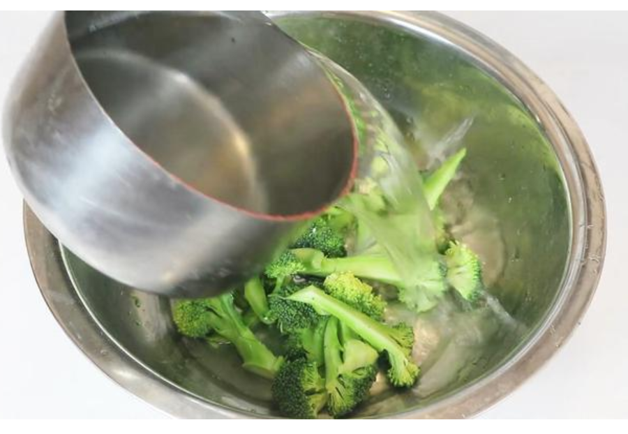 西蘭花里的蟲子怎么辦 一招清洗蟲卵全出來(lái)