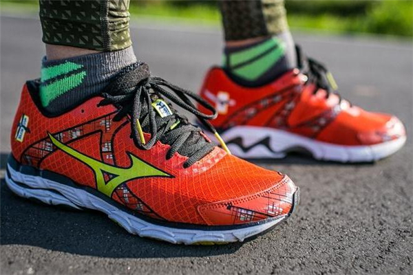 跑鞋可以打羽毛球嗎 不建議這樣做 跑鞋可以打羽毛球嗎 不建議這樣做