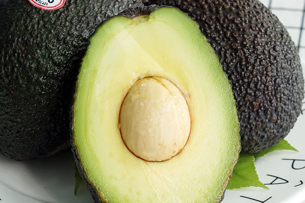 牛油果什么顏色的好 牛油果熟了什么顏色 牛油果什么顏色的好 牛油果熟了什么顏色