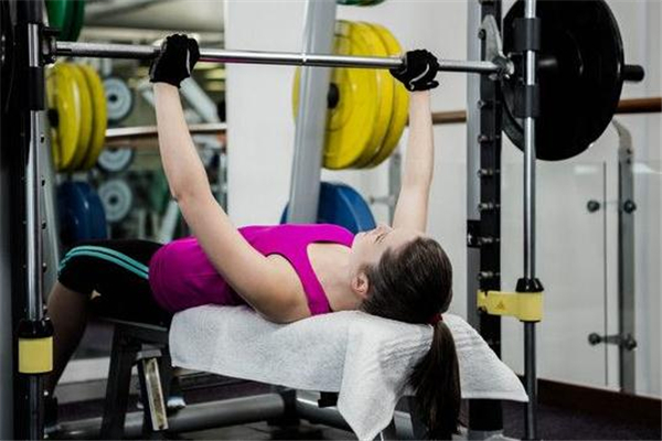 女生練杠鈴有什么好處 增強(qiáng)體質(zhì)瘦身塑形 女生練杠鈴有什么好處 增強(qiáng)體質(zhì)瘦身塑形