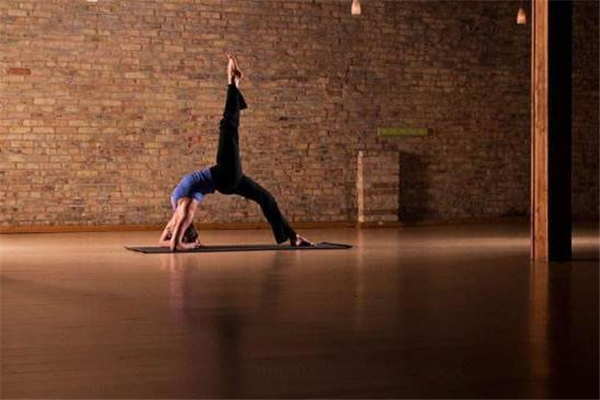 高溫瑜伽中間能喝水嗎 一定要注意補水 高溫瑜伽中間能喝水嗎 一定要注意補水